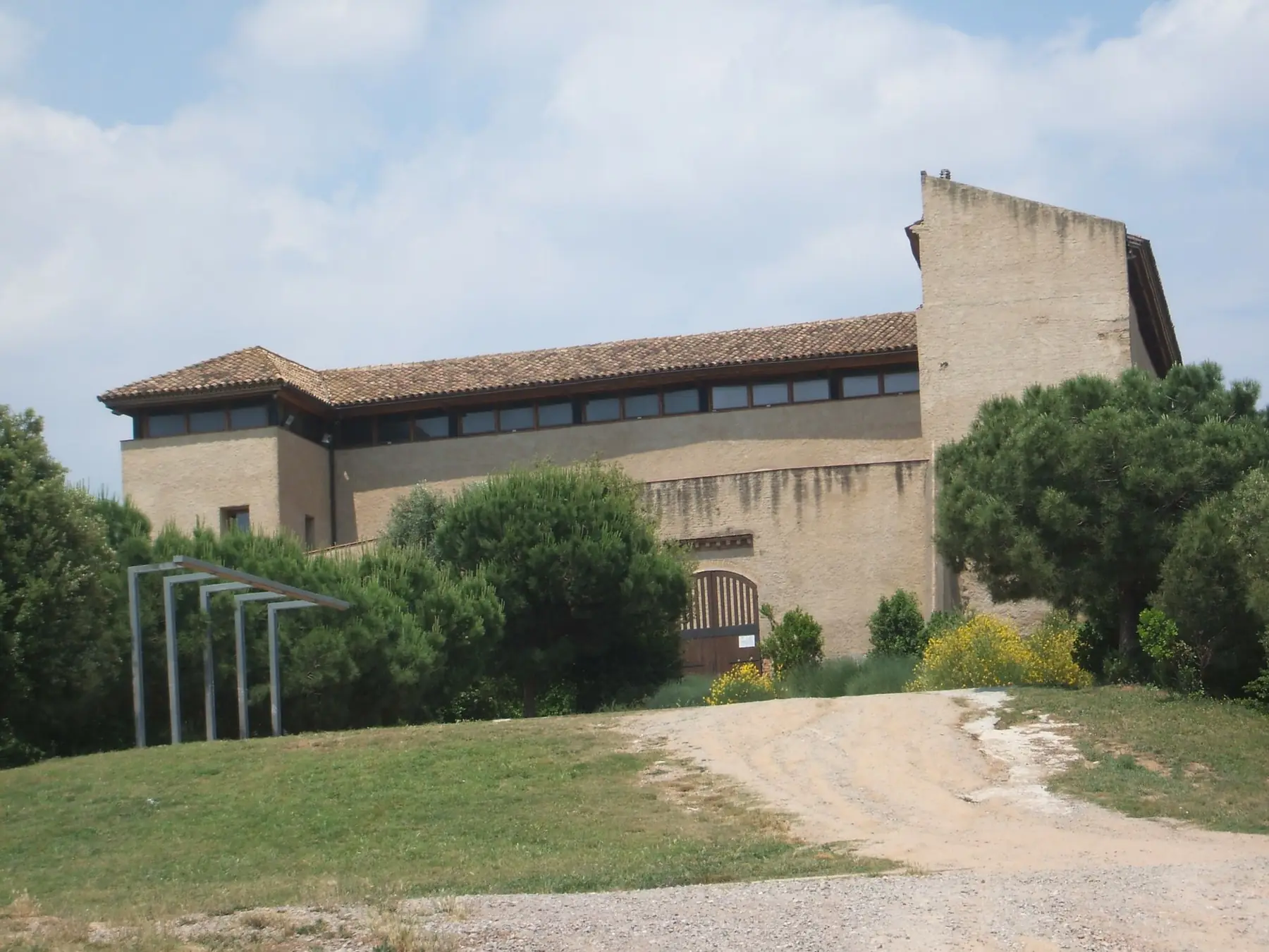 El castell de Rubí sobre la ladera