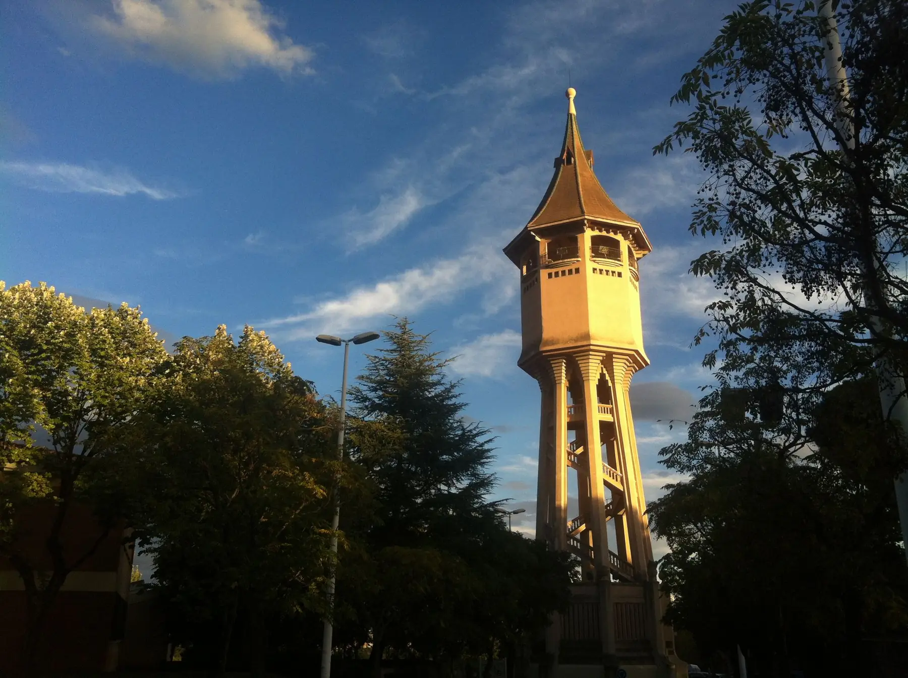 La Torre de l'Aigua de Sabadell al atardecer