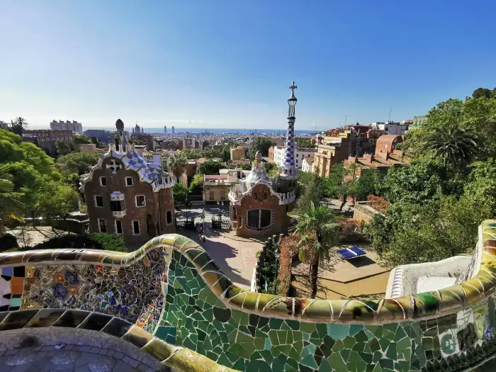 El banc de trencadís del Park Güell amb Barcelona al fons
